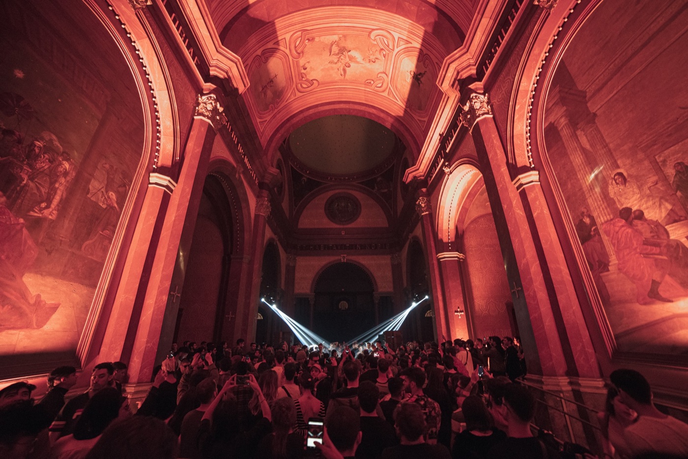 MUSURE Presents in a chapel in Córdoba, the crowd under a dome lit in red